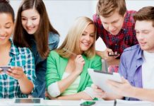 jovens com smartphones