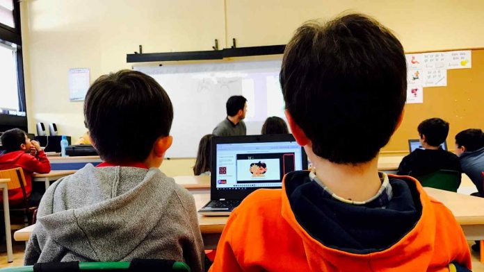 Academia de Código_Júnior abre vagas gratuitas para as escolas poderem ensinar a programar.