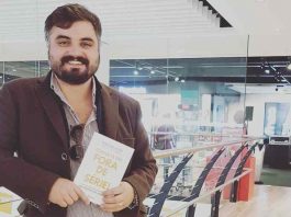 Livro 'Torna-te um Fora de Série!' com edição em inglês