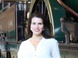 Gabriela Faria de Oliveira em visita ao Museu Nacional Ferroviário.