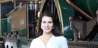 Gabriela Faria de Oliveira em visita ao Museu Nacional Ferroviário.