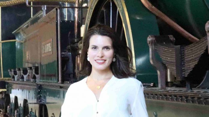 Gabriela Faria de Oliveira em visita ao Museu Nacional Ferroviário.