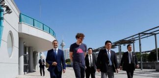 Paddy Cosgrave caminha no Parque das Nações, em Lisboa, com delegação japonesa e empreendedores portugueses