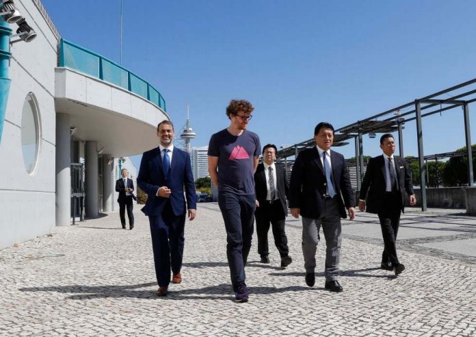 Paddy Cosgrave caminha no Parque das Nações, em Lisboa, com delegação japonesa e empreendedores portugueses