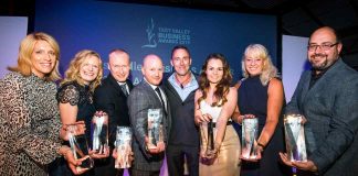 Premiados Test Valley Business Awards mostram seus troféus