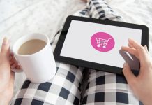 mulher fazendo compras online