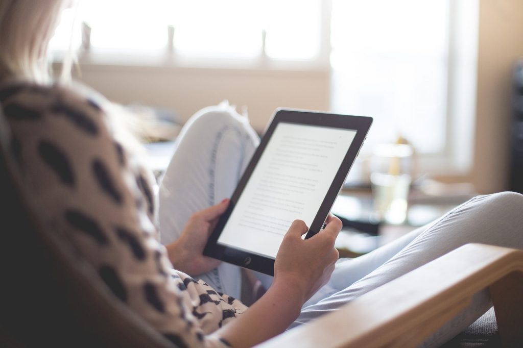 os 10 melhores livros de empreendedorismo - na foto mulher lendo e-reader