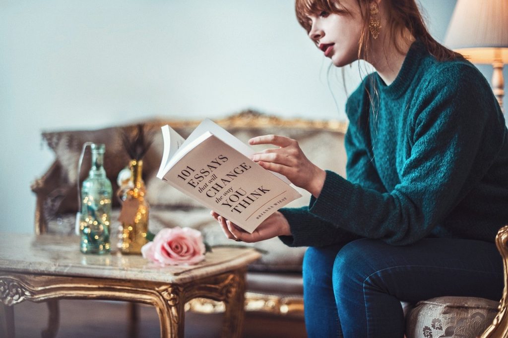 Os 10 melhores livros de empreendedorismo - na foto mulher folheando um livro