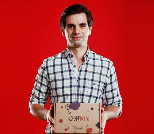 Ricardo Alves segurando uma caixa do seu produto