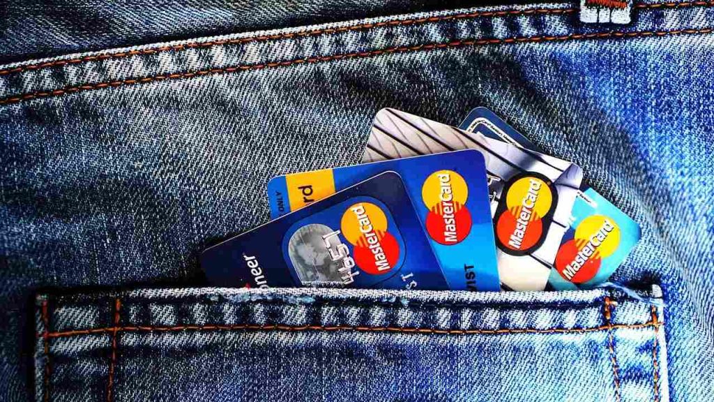vários cartões de crédito saindo no bolso das calças