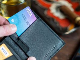 Tirando um cartão de crédito da carteira