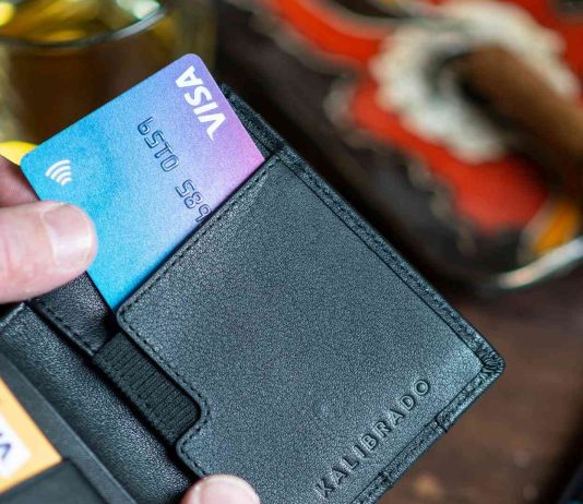 Tirando um cartão de crédito da carteira