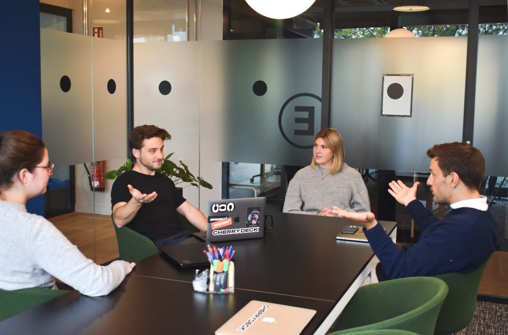 grupo de pessoas conversando numa reunião no escritório