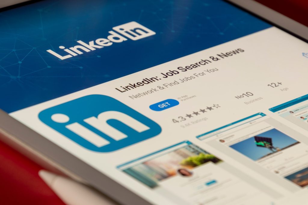 Utilizar redes sociais estratégicas no processo de atração de candidatos como i Linkedin é uma das estratégias para combater a escassez de talento em Tecnologia