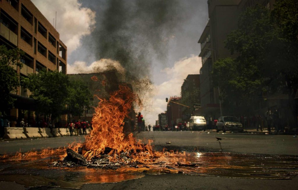 Instabilidade social em barricadas de rua