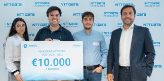 Diogo Caetano, Débora de Albuquerque e Rúben Afonso junto com Tiago Barroso, CEO da NTT Data Portugal na cerimónia da entrega dos prémios eAwards Portugal