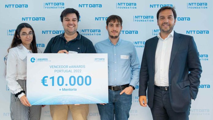 Diogo Caetano, Débora de Albuquerque e Rúben Afonso junto com Tiago Barroso, CEO da NTT Data Portugal na cerimónia da entrega dos prémios eAwards Portugal