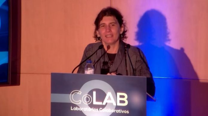 Joana Mendonça, presidente da ANI falando na tribuna do 3º Encontro Anual de CoLAB