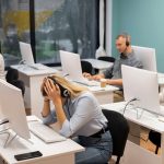 mulher-cansada-trabalhando-em-call-center-Freepik