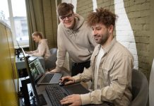 Jovens priorizam felicidade e propósito acima do salário