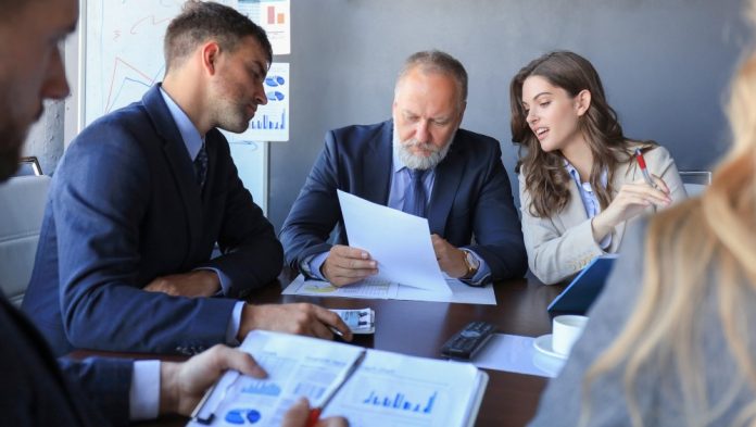 Investidores-tsyhun-Freepik